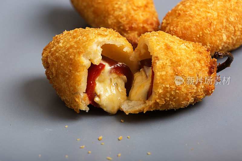 Panko crumbed jalape?o poppers灰色背景